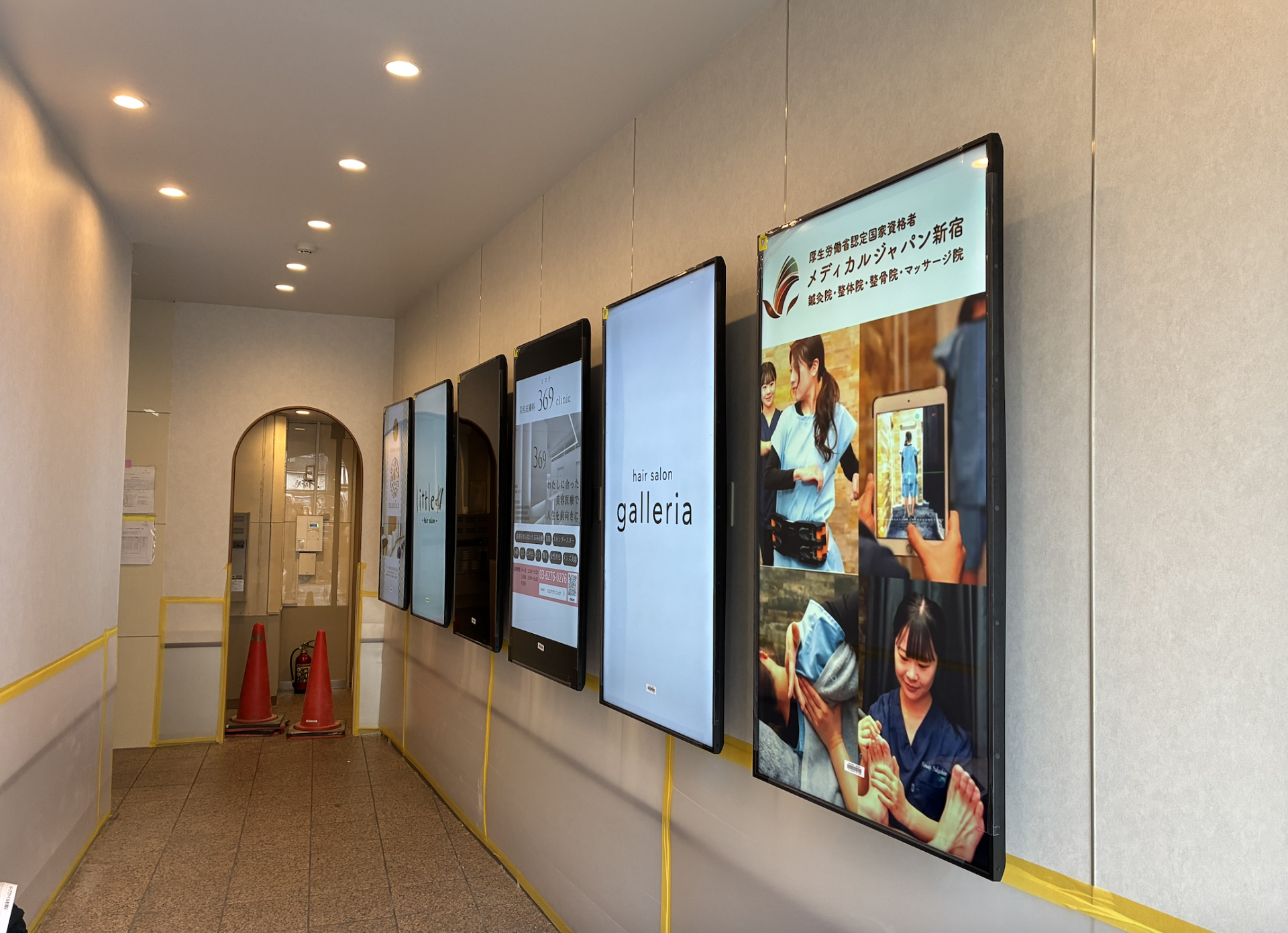 新宿TRNプラザビル エントランスサイネージ設置事例