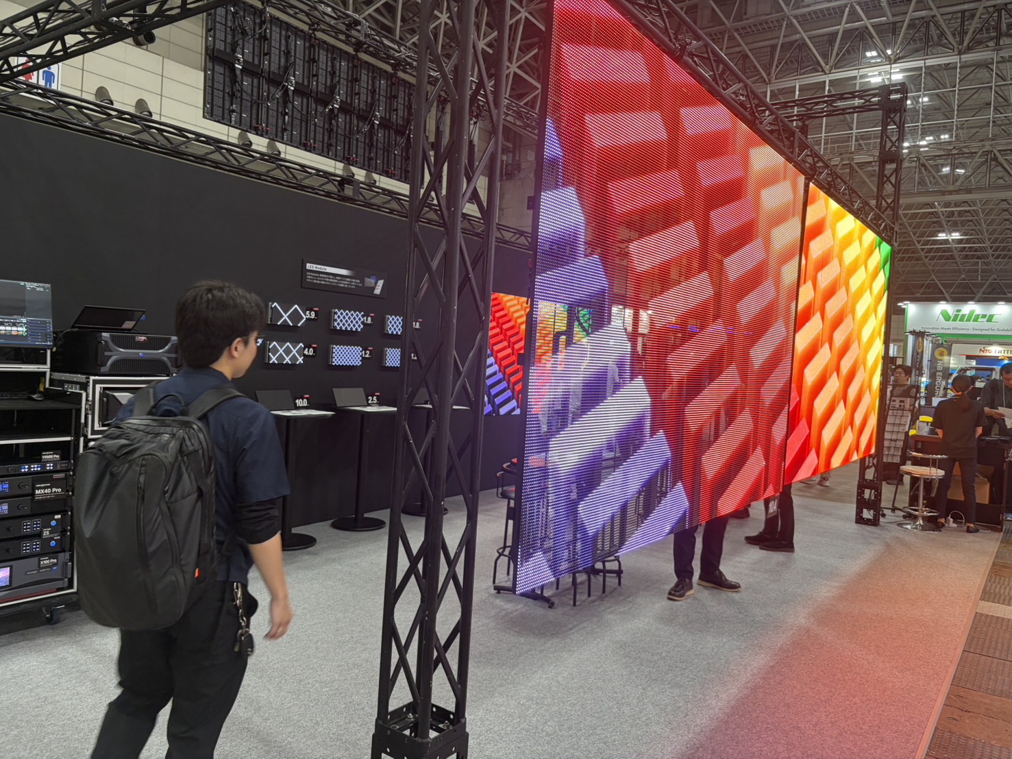 透過型LEDビジョンの展示