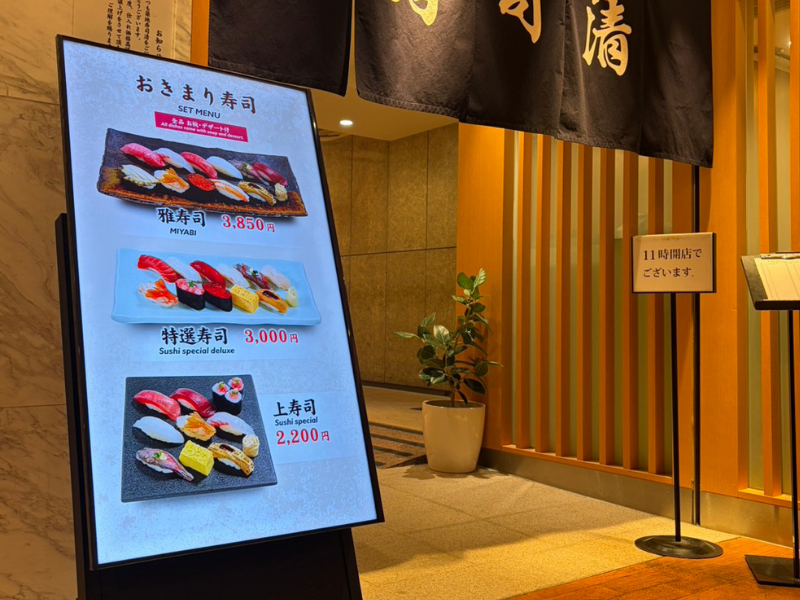 待合室に設置された屋内サイネージの例